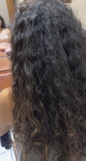 Antes: cabelo armado e sem definição